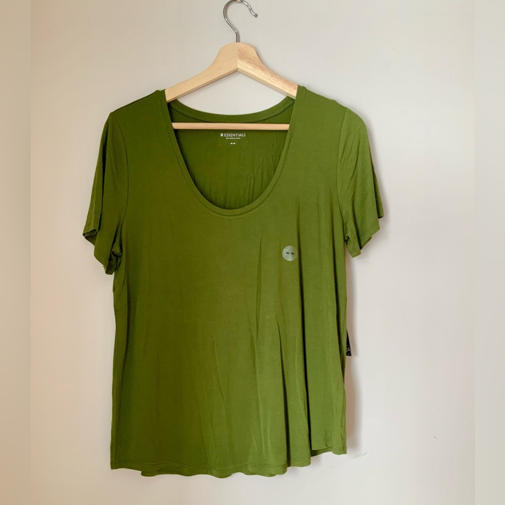 🍄 2/12$  Reitmans - NWT - Flowy Green tee - MT-shirt « lousse », vert.…